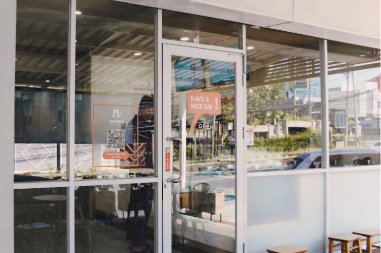 How to Design Custom Signs That Match Your Brand Colors and Logo Perfectly